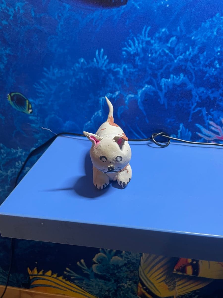 Závěsný výtvor z hlíny v interiéru