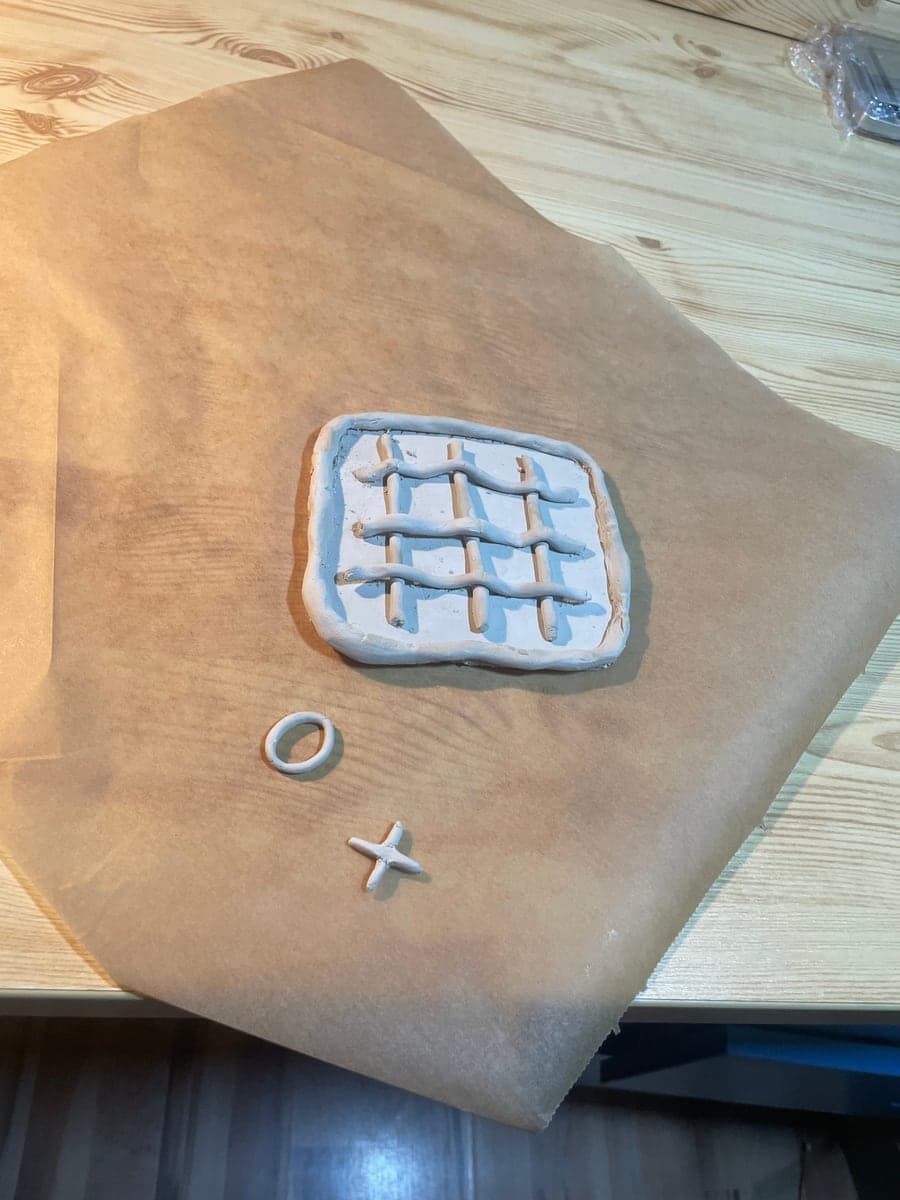 První reálný výtvor z hlíny na stole