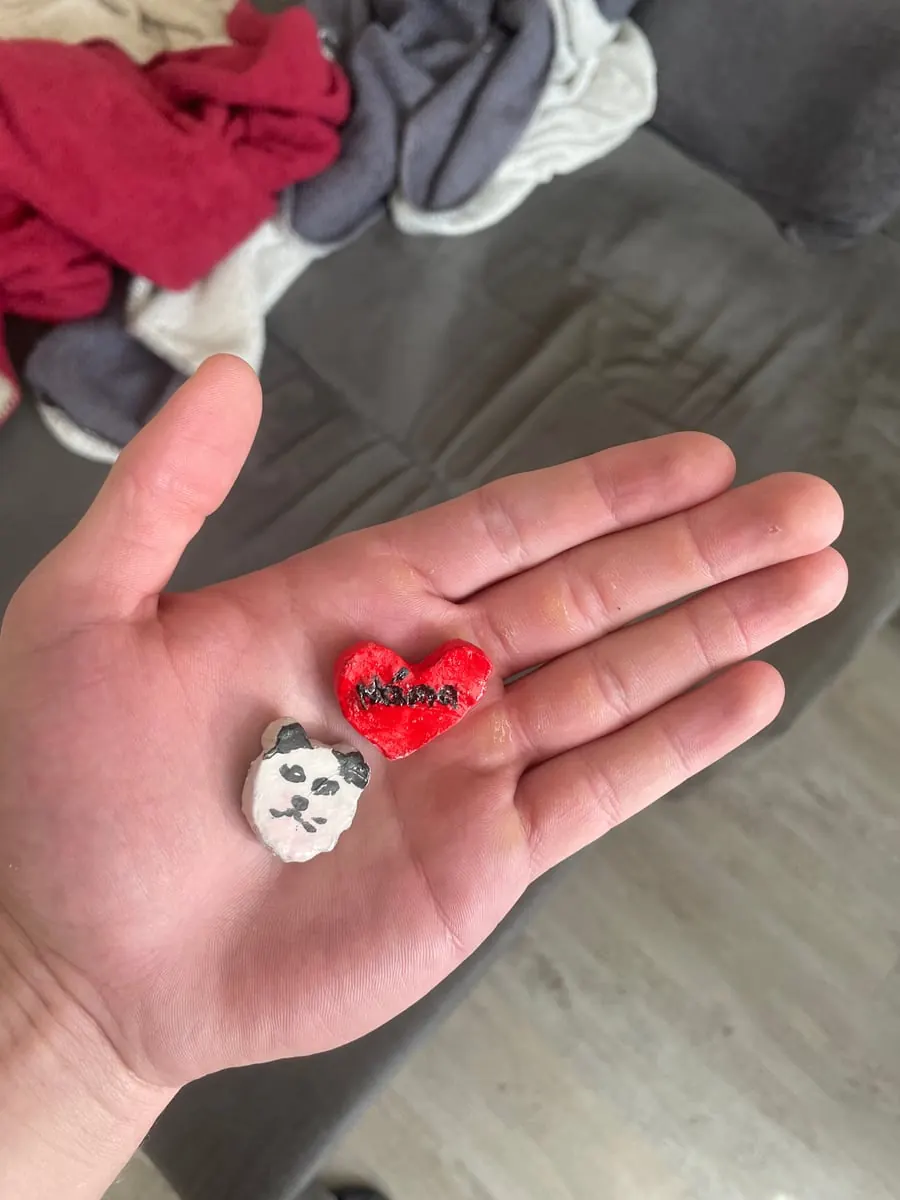 Ruční výtvory z hlíny na dlani